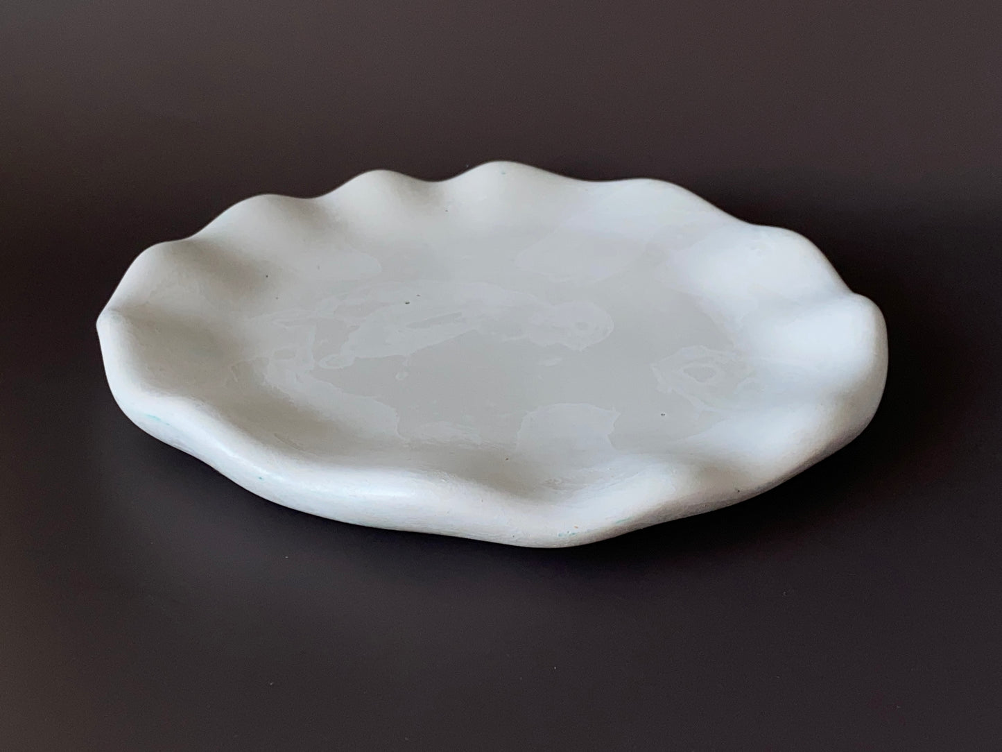 Concrete wavy tray - large