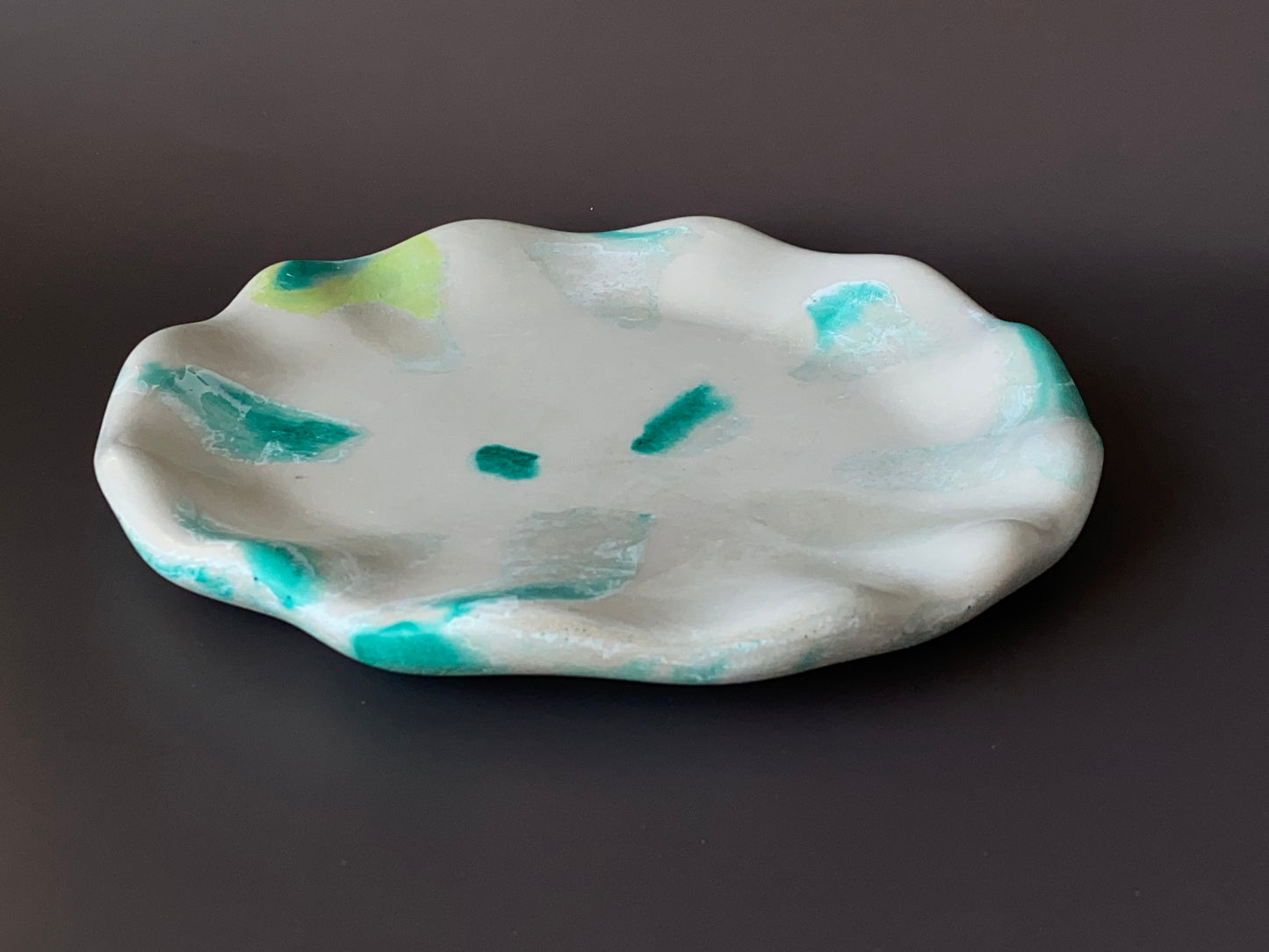 Concrete wavy tray - large