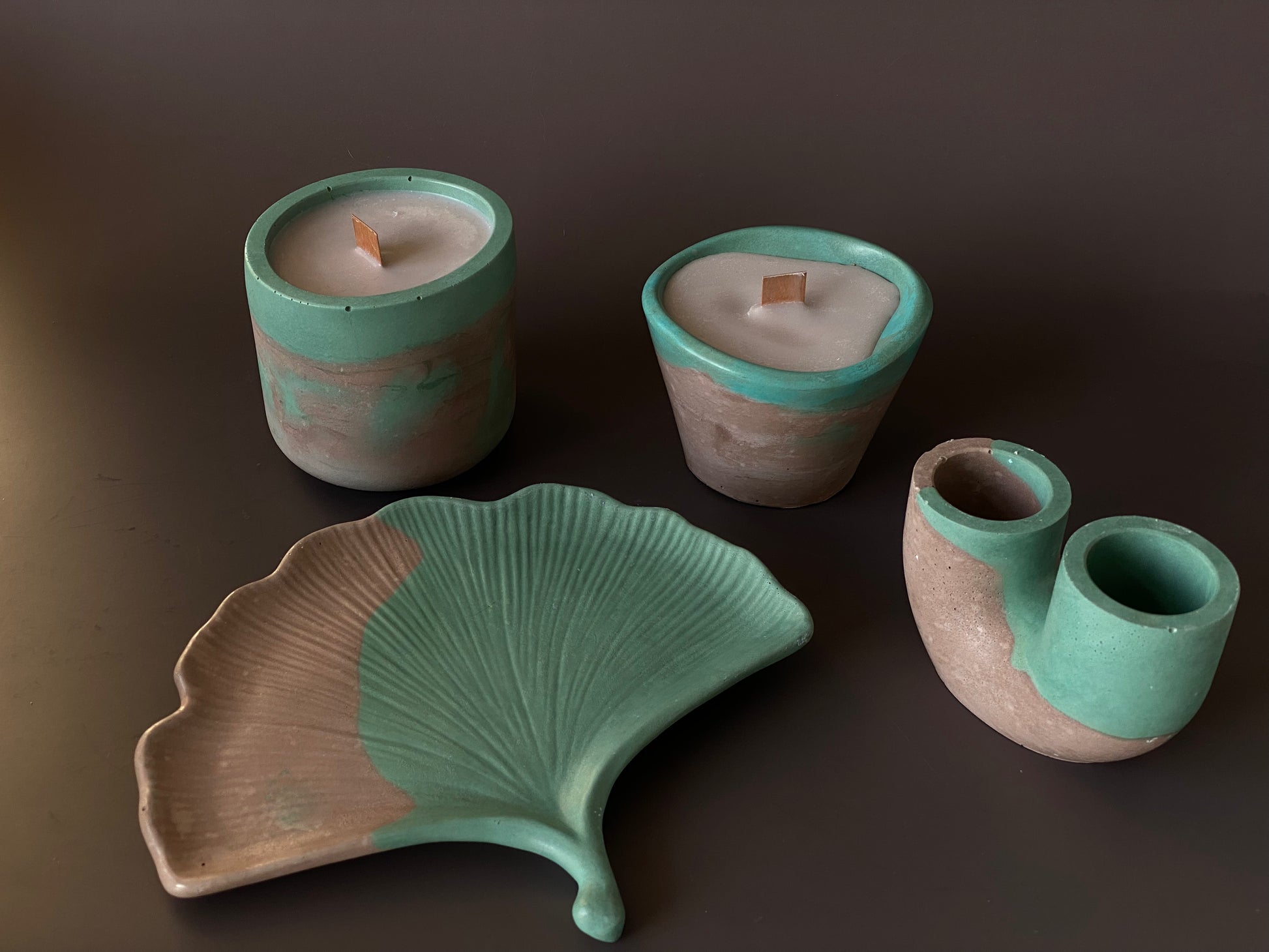 Concrete Ginkgo-Leaf tray earthy tones with green and brown color jewellery tray for minimalistic home decor candle holder and soy wax candles in handmade concrete vessel